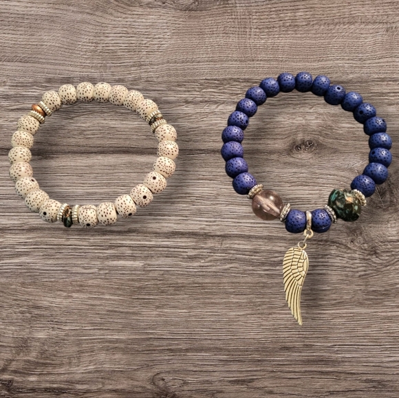 🩷3 for $15: 2 Stretchy Bead Bracelets, Navy & Silver, Angel Wing Charm, NWOT - Picture 1 of 4